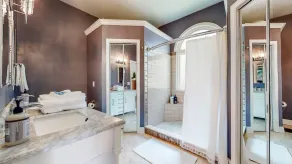 5 beds | 3 baths | Prime Location - Image 2