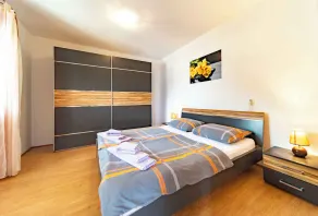 Semesterlägenhet med stor terrass och utomhuspool - Image 4