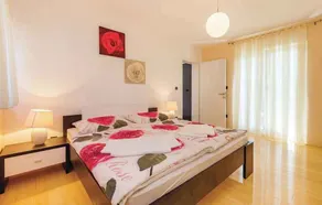 Holiday home with swimming pool and beautiful garden - Image 4