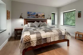 Beautiful Modern Retreat in the Woods - Image 3