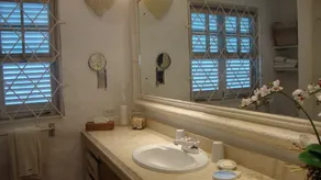 Luxurious Private Apartment with pool 4 minutes walk to Mullins Beach West Coast - Image 3