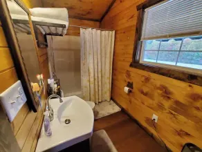 Beautiful Cubby Cabin On The Mountain - Image 2