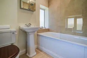 Stunning 2BR Cotswold Cottage in Adderbury - Image 3