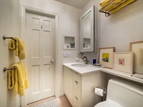 Charming bright getaway in Hampton's Saltonbox home - Image 3