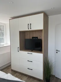 The approx. 50.00 m² large and very chic 2-room apartment for 1 to 2 persons is located on the Klosterhof Aue in the heart of Bad Zwischenahn. The top floor apartment is fully furnished and offers everything you need for a longer stay. - Image 5