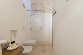 rolig og afslappende massage masseria med swimmingpool midt i oliventræer - Image 3