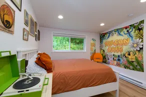 Modern, pet friendly1/3 acre home just 25 minutes to downtown Portland - Image 3