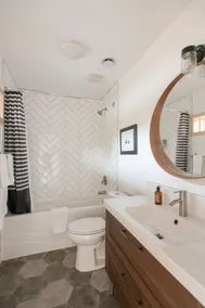 Le Chalet Waterfront Retreat - Image 2