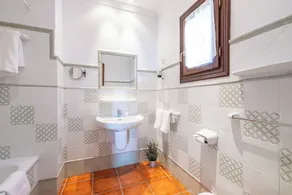 Private Villa für 20 Gäste · 9 Schlafzimmer · Pool und Panoramablick - Image 2