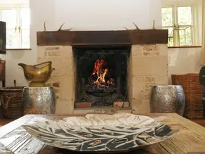 HAZEL MANOR WING, pet friendly, with open fire in Painswick - Image 2