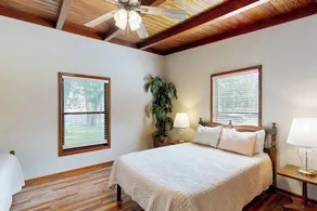 Classic Lakefront Cottage with Private Dock, Lovely Lake View, Backyard & WiFi - Image 4