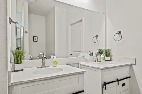 Crew Stay: Sleeps 10, Wi-Fi, Parking, Big Backyard - Image 5