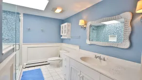Quintessential MV home near Oak Bluffs, beach & harbor - Image 5
