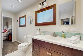The Avenue: Charming hideaway with private deck & peeks of ocean, near downtown - Image 3