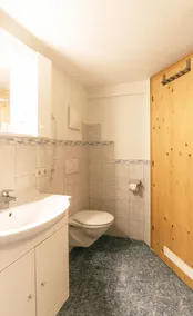 Double room, shower, toilet, facing the pool - Image 3