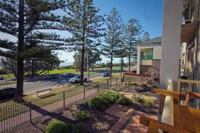 Beachfront self contained upstairs apartment - Image 4