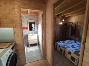 Pequeño chalet de madera a estrenar en 2 niveles con terraza - Image 4