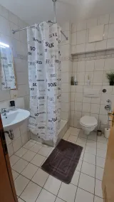 Moderno monolocale con cucina attrezzata e bagno con doccia - con balcone - Image 2