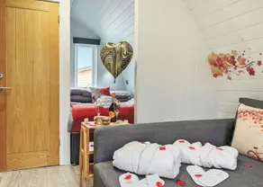 0 bedroom accommodation in Pershore - Image 3