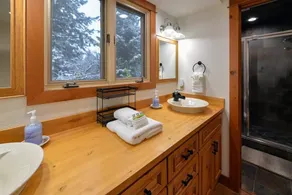 Hilltop Lodge - Beautiful Hayden Lake Home W Deck - Image 4