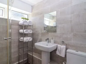 13 MANORCOMBE BUNGALOWS, pet friendly, with pool in Gunnislake - Image 4