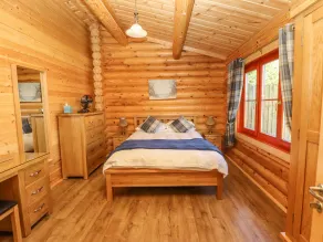 HOLLY LODGE, family friendly, with pool in Greetham, Rutland - Image 5