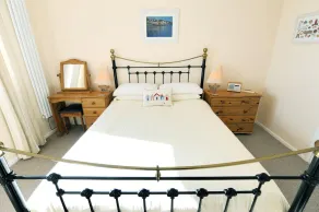 6 BAY VIEW COURT, family friendly in Lyme Regis - Image 5