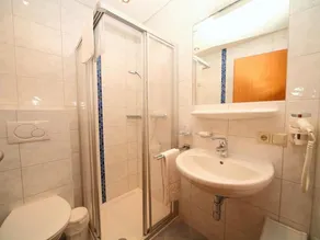 Vierbettzimmer mit Bad, WC - ÜF - Golf- und Skipension Krug - Image 4