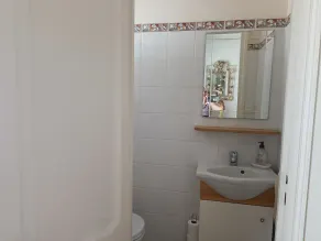 Geräumige WOHNUNG in einer VILLA mit BEHEIZTEM PRIVATPOOL, GARTEN 2500m² - Image 4