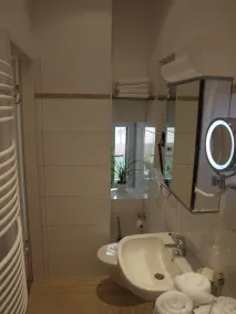 Super * * * Apartment at the main station with garden, washing machine... - Image 3