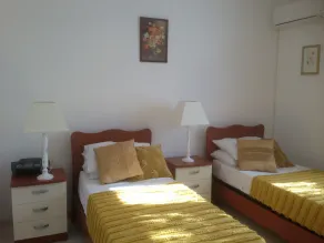 Geräumig, luftig moderne Wohnung im Erdgeschoss mit privater Terrasse und Garten - Image 3