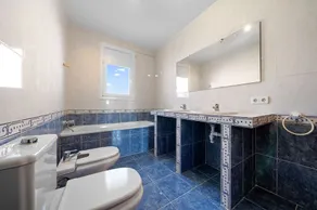 Villa for 10–12 people with air conditioning, located 400 m from the sea. - Image 2
