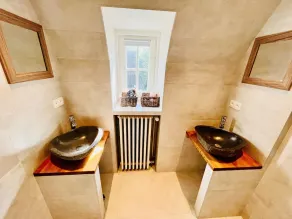 Centrally located villa with 4 bedrooms (10 beds), FREE WIFI! - Image 5