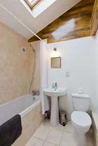 Egham House serviced apartment near Staines, Windsor, Ascot, Heathrow -sleeps 6  - Image 5