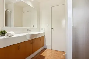 South Perth Garden Apartment Free Parking - Image 2