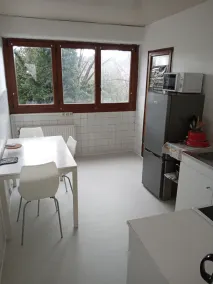 Apartment with free parking - Image 4