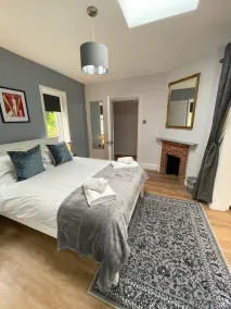 A beautifully renovated 5 Bedroom House with outdoor space and private Garden - Image 5