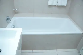 Luxury 3 Bed Apartment in Ridge - Image 3