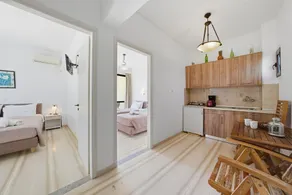 Alexandra Apartment 1 Holiday Home with Balcony & Wi-Fi - Image 4