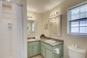 Spacious & Bright DWTN 3BR/2B, By Beach, W/ Kayaks - Image 2