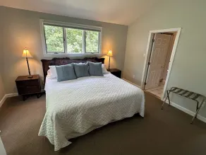 GREAT LOCATION- 4 bedrooms with 2 ensuites. Short walk to beach and town center. - Image 5
