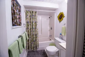 West Palm Beach Home with Cottage, Private & Abgeschieden, Tropical Pool Home - Image 3