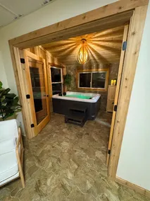 30 acres, steam sauna, hot tub, 7 beds, sleeps 10. We LOVE dogs! - Image 4