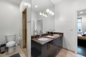 Chicago Riverhouse with private fenced in oasis - Image 4