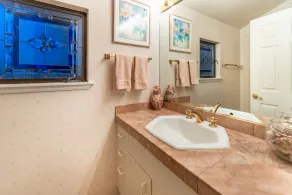 Beautiful 6 Bedroom Estate in Quiet Neighborhood - Image 2