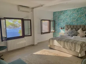 Sea front house with astounding views - Image 5