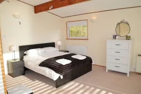 Shore front location, private beach, Loch Fyne, Argyll. Sleeps 6 - Image 3