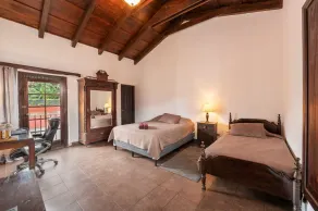 Central colonial apartment with private balcony - Image 4