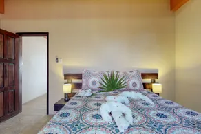 Ideally located apartment w/WiFi, partial AC & shared rooftop - steps to the sea - Image 5