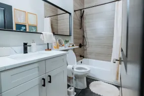The Brown House - A luxurious UChicago Campus stay - Image 3